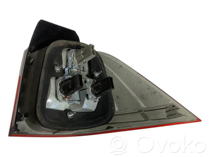 Aizmugurējais lukturis virsbūvē