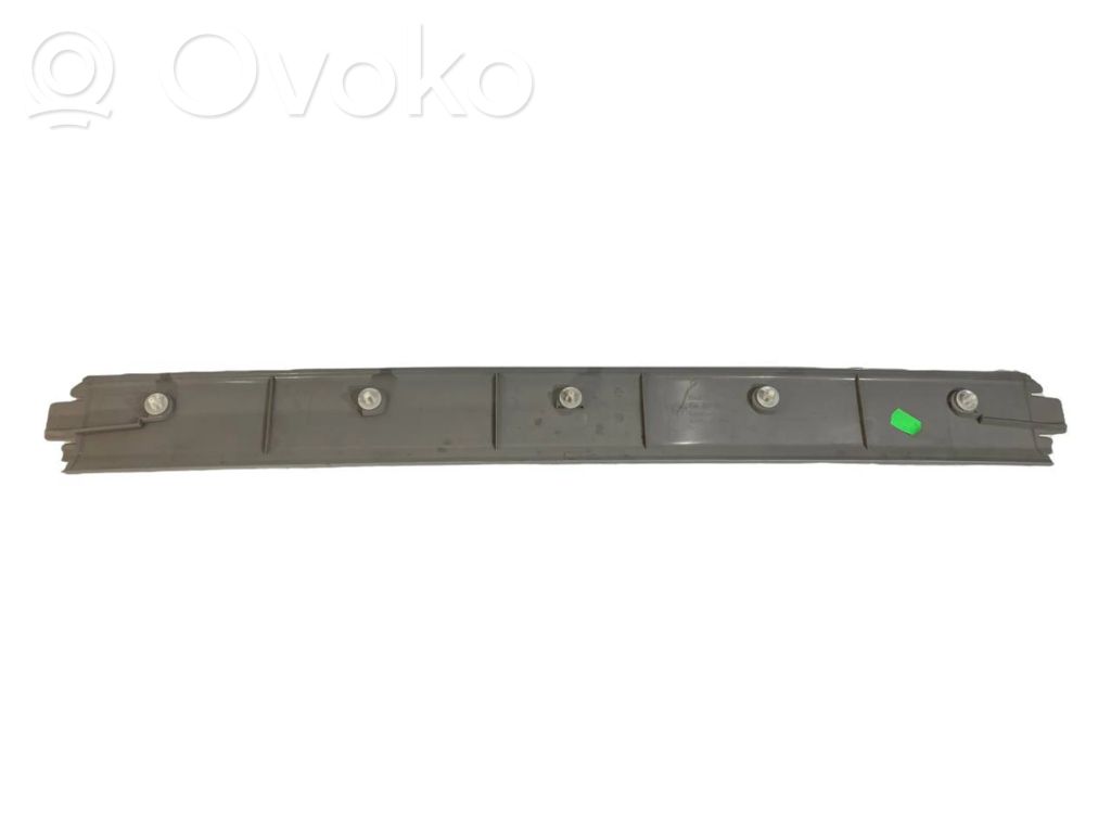 Augšējā dekoratīvā apdare (pie loga)