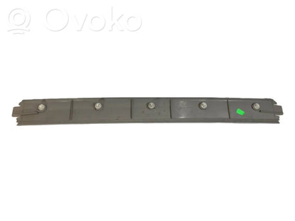 Augšējā dekoratīvā apdare (pie loga)