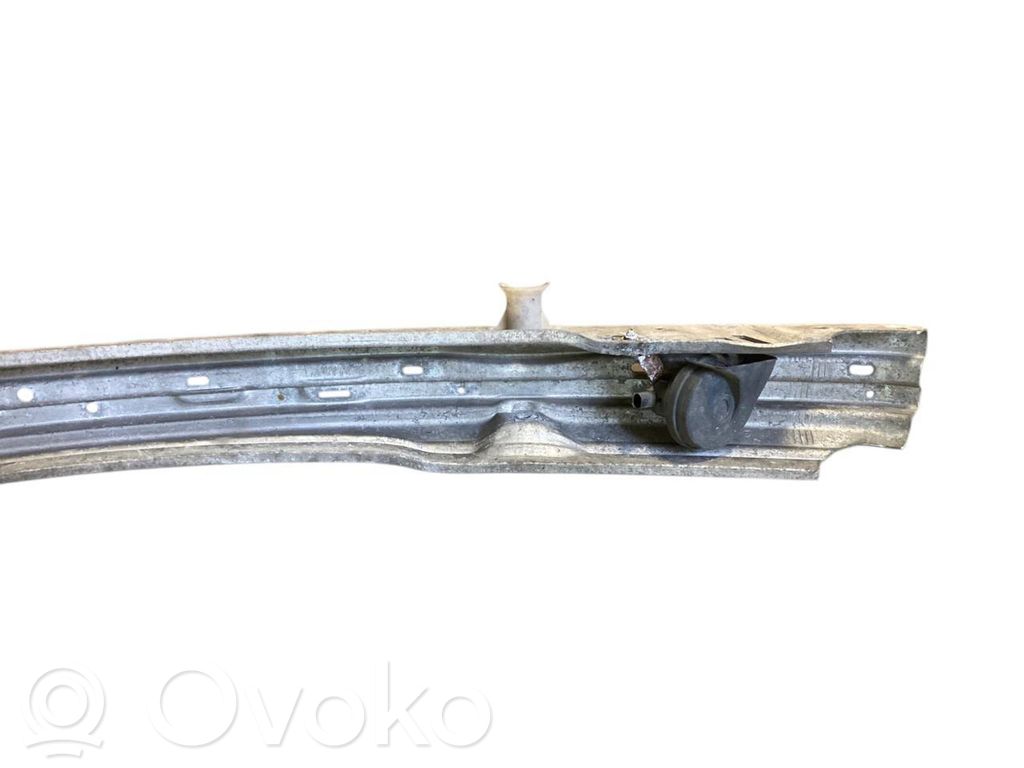 Priekšpusē bampera sija / balka