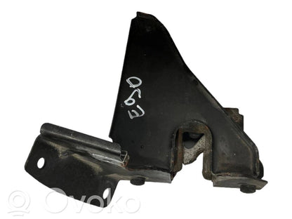 Dzinēja pārsega slēdzene