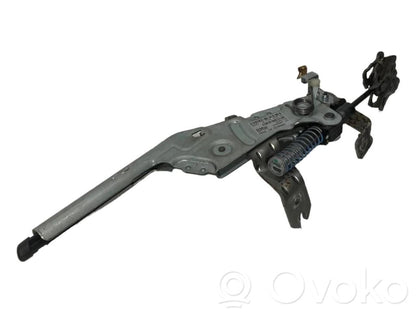 Rokas bremzes mehānisms (salonā)