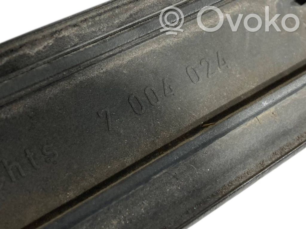 Priekšpusē durvju dekoratīvā apdare (moldings)