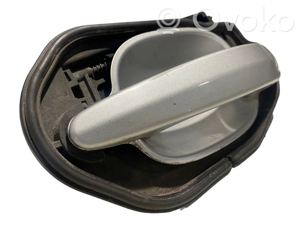 Priekšpusē turētājs / kronšteins ārējam atvēršanas rokturim