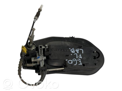 Priekšpusē turētājs / kronšteins ārējam atvēršanas rokturim