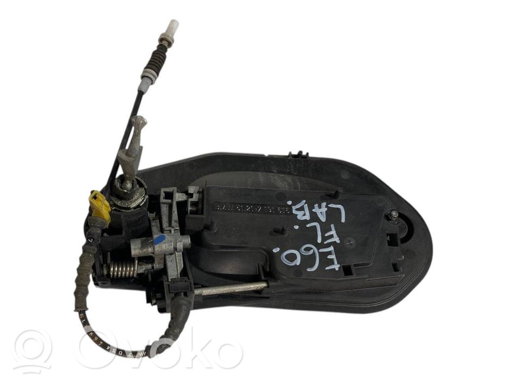 Priekšpusē turētājs / kronšteins ārējam atvēršanas rokturim