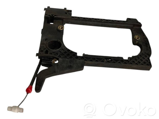 Priekšpusē turētājs / kronšteins ārējam atvēršanas rokturim