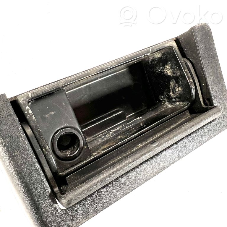 Пепельница (передняя)