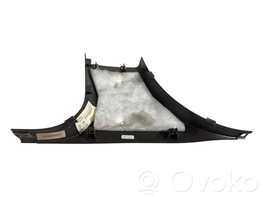 (B) statņa dekoratīvā apdare (apakšdaļa)