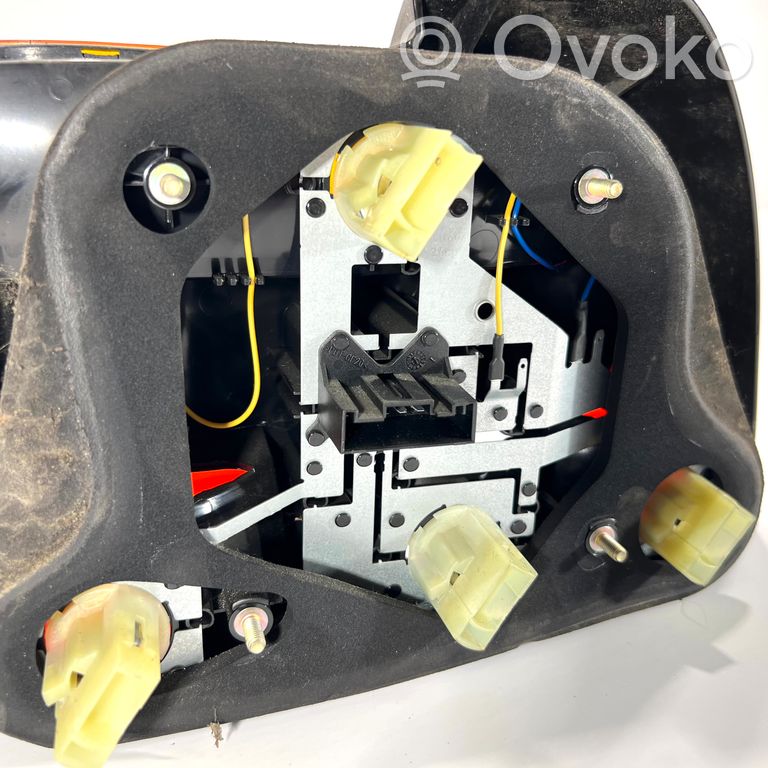 Aizmugurējais lukturis virsbūvē