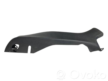 Sānu dekoratīvā apdare pie aizmugurējā sēdekļa (augšdaļa)