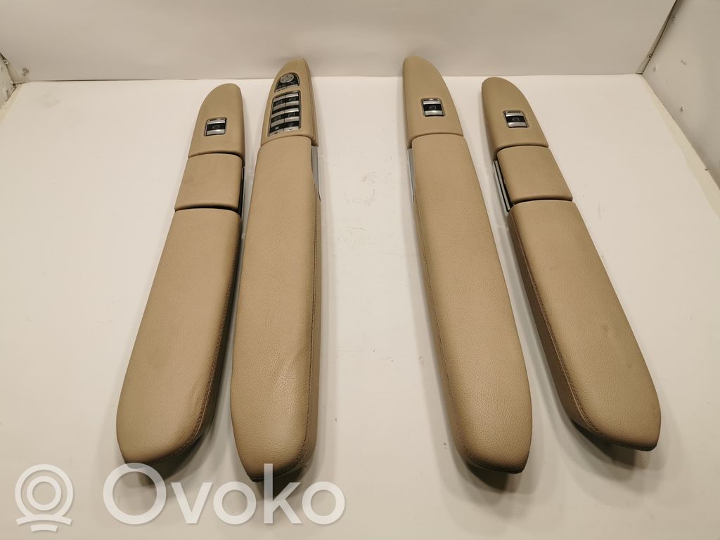 Priekšpusē mantu nodalījums durvīs