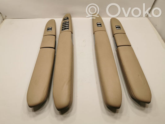 Priekšpusē mantu nodalījums durvīs