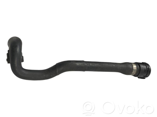 Caurulīte (-es) / šļūtene (-es)