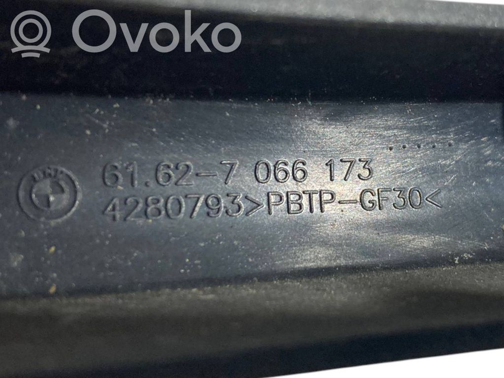 Aizmugurējā loga tīrītāja kājiņa