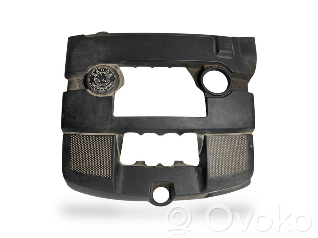 Dzinēja pārsegs (dekoratīva apdare)