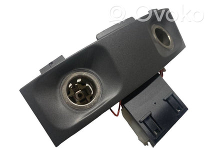 Cigarešu aizdedzināmais aizmugurē