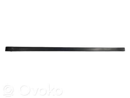 Priekšpusē durvju dekoratīvā apdare (moldings)