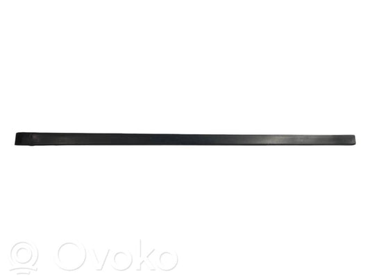 Priekšpusē durvju dekoratīvā apdare (moldings)