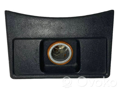 Pelnutrauks (aizmugurē)