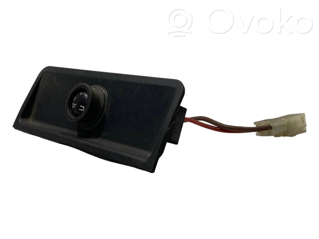 Cigarešu aizdedzināmais aizmugurē