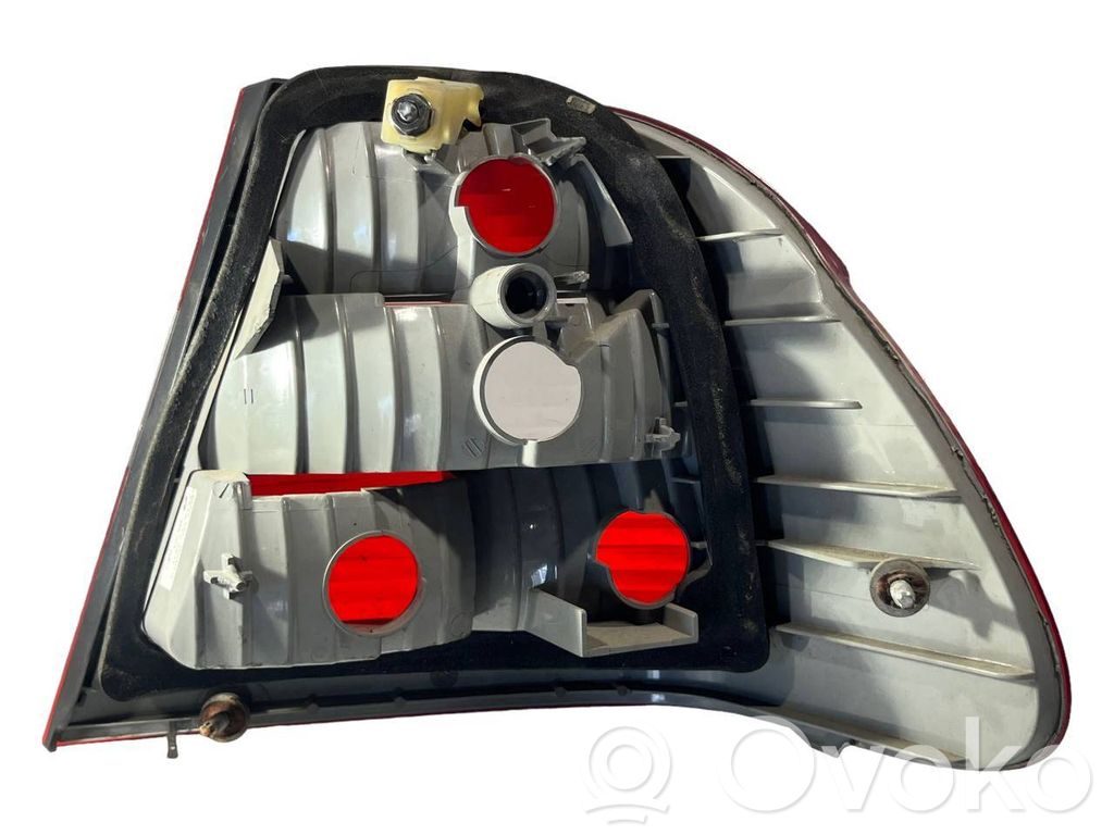 Aizmugurējais lukturis virsbūvē