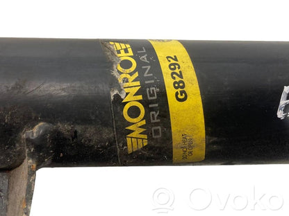 Priekšpusē amortizators ar atsperi