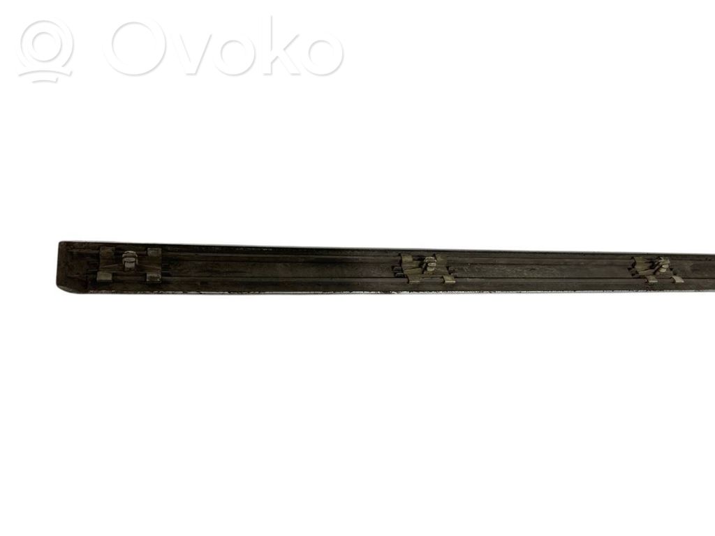 Priekšpusē durvju dekoratīvā apdare (moldings)