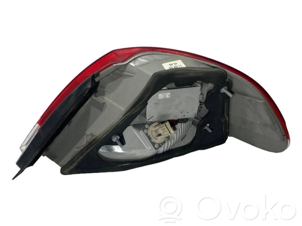 Задний фонарь в кузове