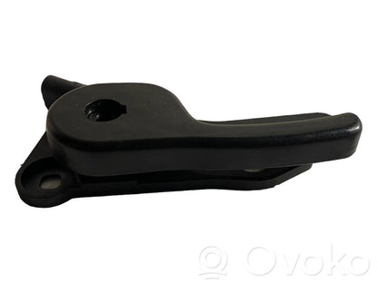 Dzinēja pārsega attaisīšanas rokturītis