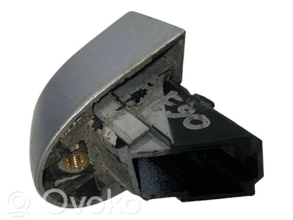 Aizmugurē durvju roktura vāciņš