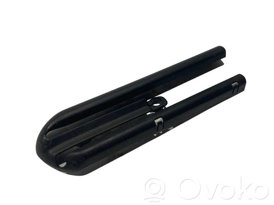 Priekšējā vadītāja sēdekļa sliedīte (-es)