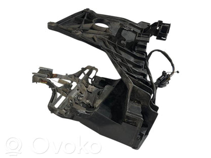 Priekšpusē turētājs / kronšteins ārējam atvēršanas rokturim