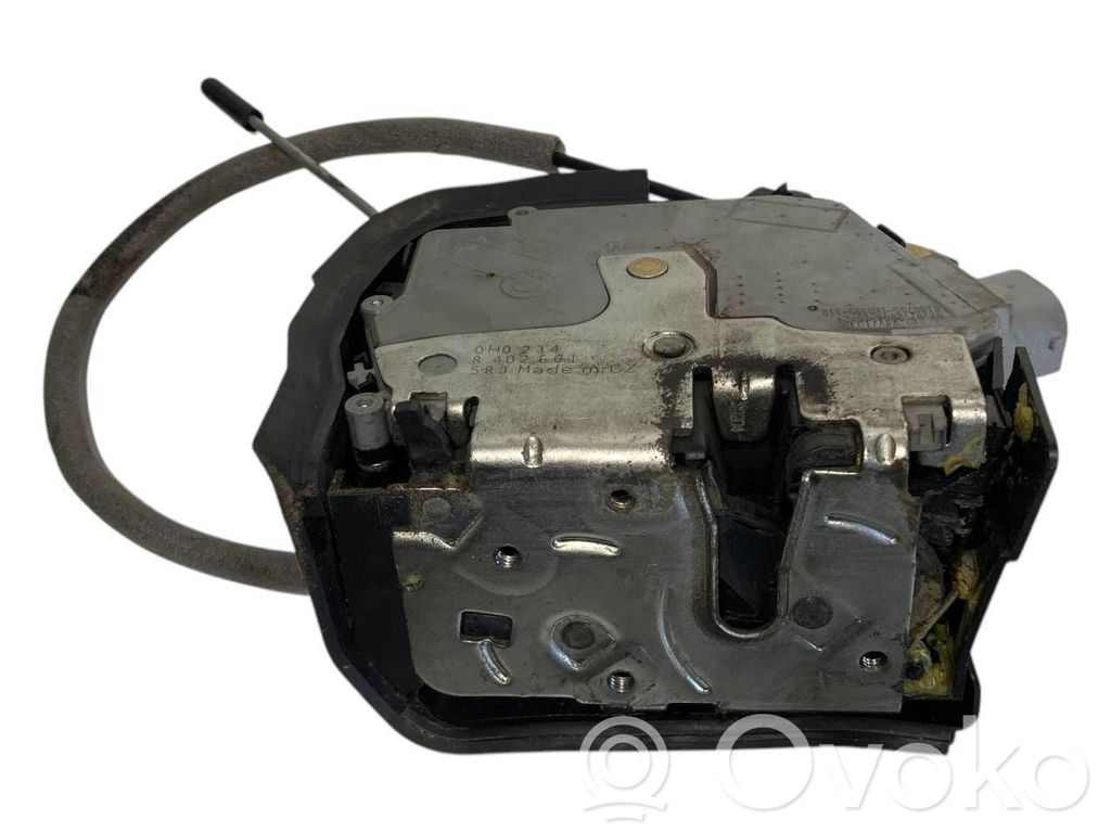 Priekšpusē slēdzene