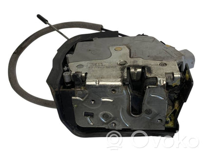 Priekšpusē slēdzene