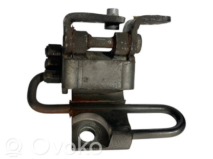 Aizmugurē apakšējā vira (eņģe)