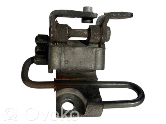 Aizmugurē apakšējā vira (eņģe)