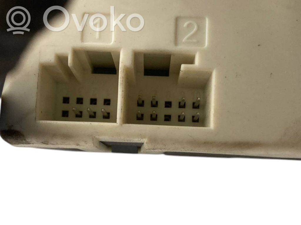 Aizmugurējā pārsega pievilcējs