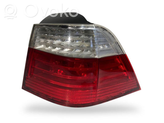 Aizmugurējais lukturis virsbūvē