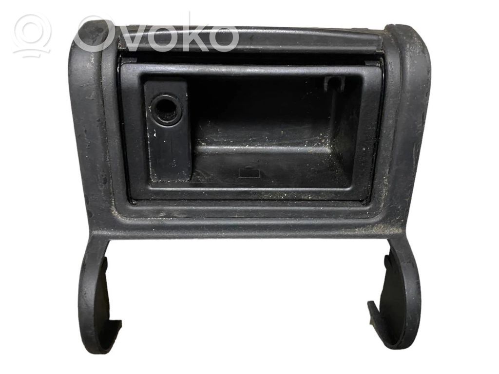 Pelnutrauks (aizmugurē)