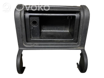 Pelnutrauks (aizmugurē)