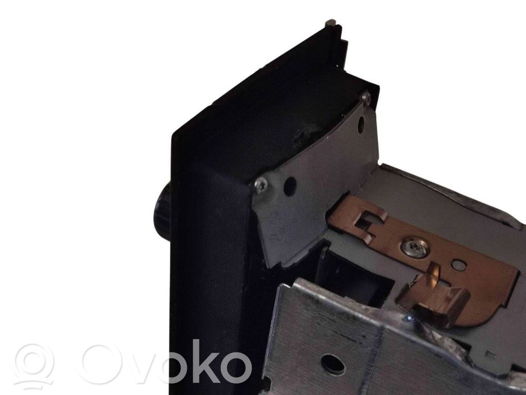 Radio / CD/DVD atskaņotājs / navigācija