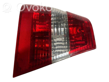 Задний фонарь в кузове