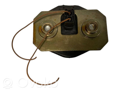 Priekšpusē slēdzenes cilpa