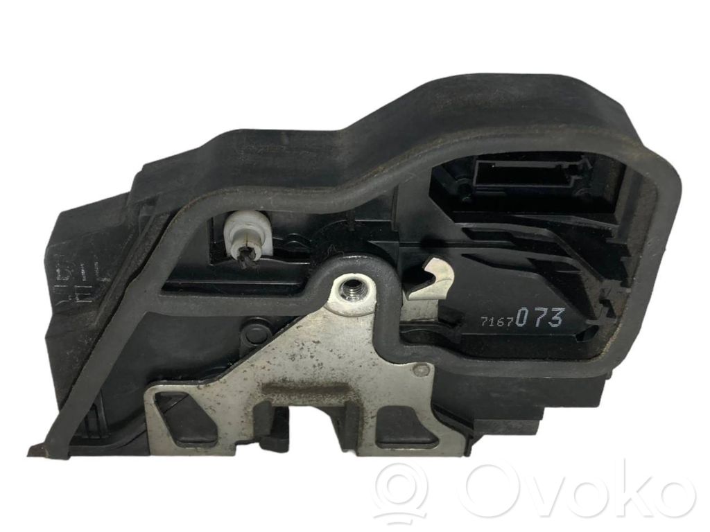 Priekšpusē slēdzene