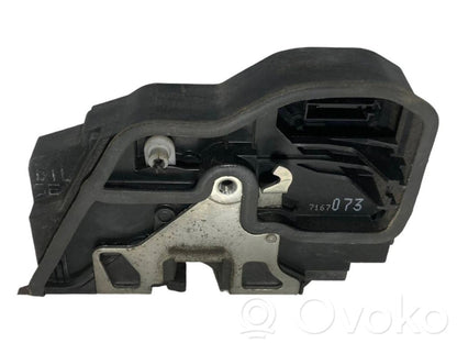 Priekšpusē slēdzene