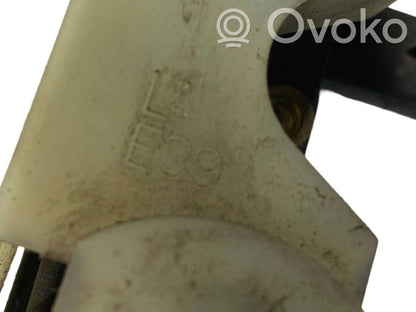 Priekšpusē turētājs / kronšteins ārējam atvēršanas rokturim