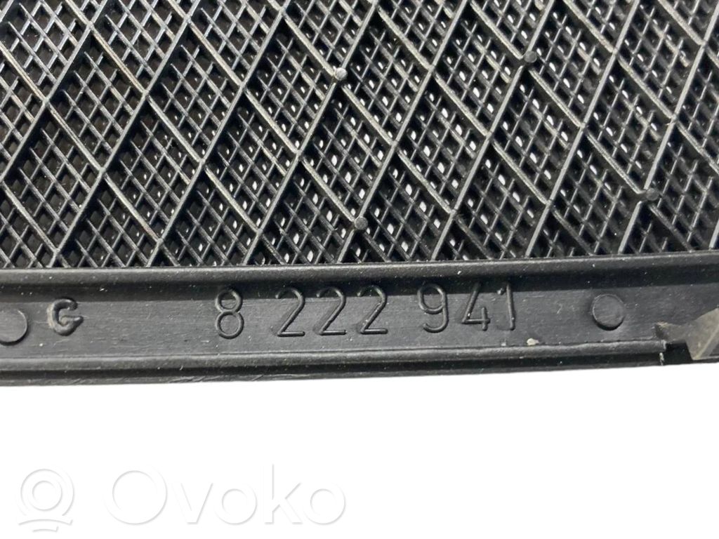 Aizmugurē skaļruņa dekoratīvā apdare