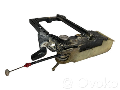 Priekšpusē turētājs / kronšteins ārējam atvēršanas rokturim