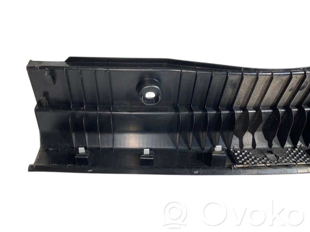 Bagāžnieka sliekšņa dekoratīvā apdare